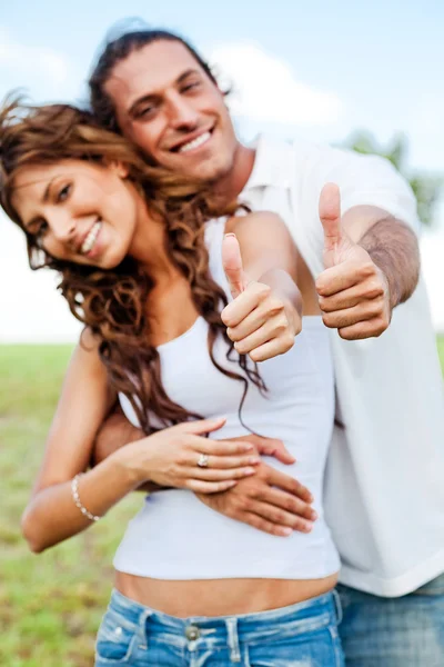 Casal romântico com polegares para cima — Fotografia de Stock
