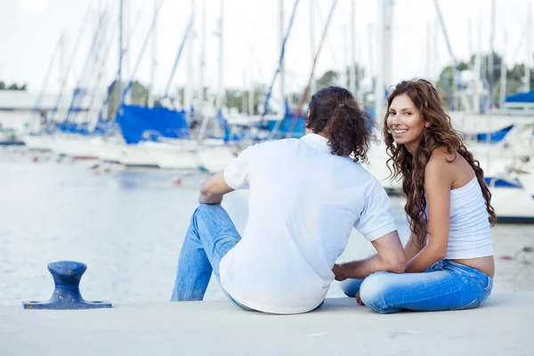 Guy e mulher relaxando no porto do porto — Fotografia de Stock