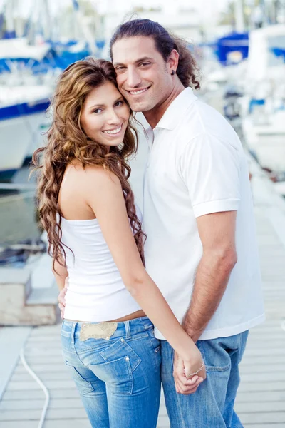 幸せな若いカップルの肖像画 — ストック写真