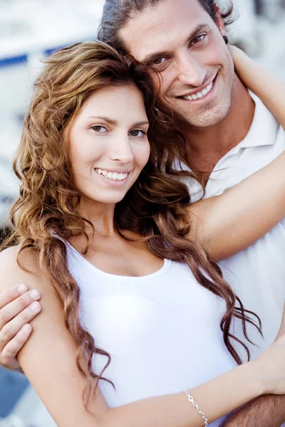 Portret van gelukkige jonge paar — Stockfoto