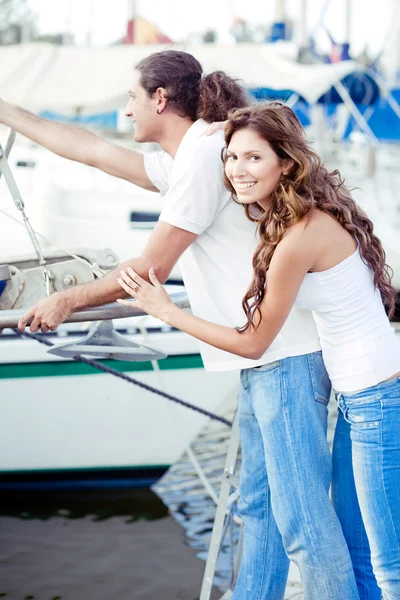 Par i hamnen väntar — Stockfoto
