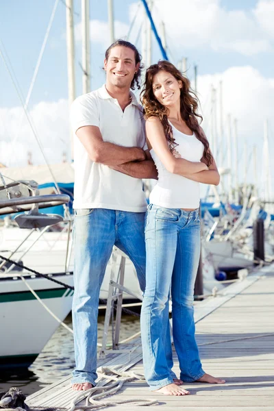 Glada unga par poserar — Stockfoto