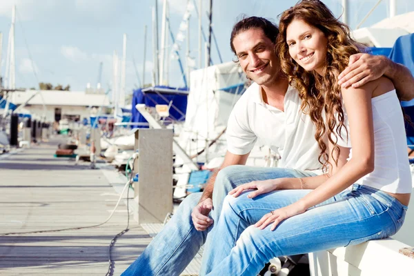 Cheerful young couple relaxing — Stock Photo, Image