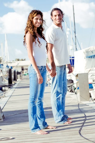 Jovem casal posando no calçadão — Fotografia de Stock