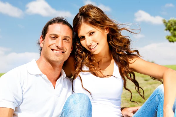 Young couple posing in front of camera — Stock Photo, Image