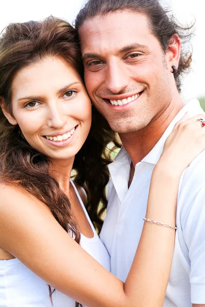 Feliz jovem casal sorrindo para a câmera — Fotografia de Stock