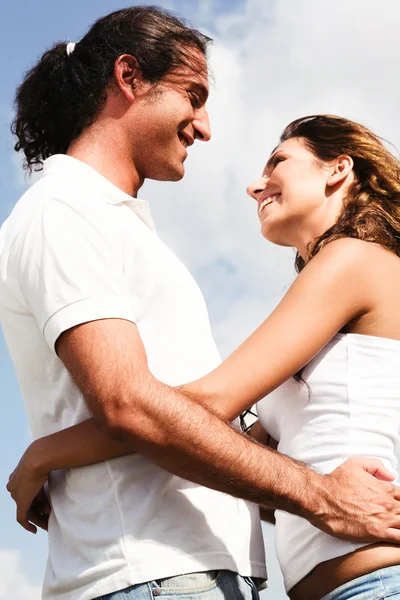 Lyckliga unga paret håller varandra — Stockfoto