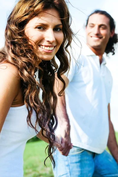 笑みを浮かべて男と若い女性のクローズ アップ — ストック写真