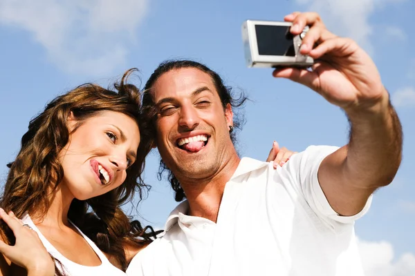 Legrační usmívající se pár ulovených ve fotoaparátu — Stock fotografie