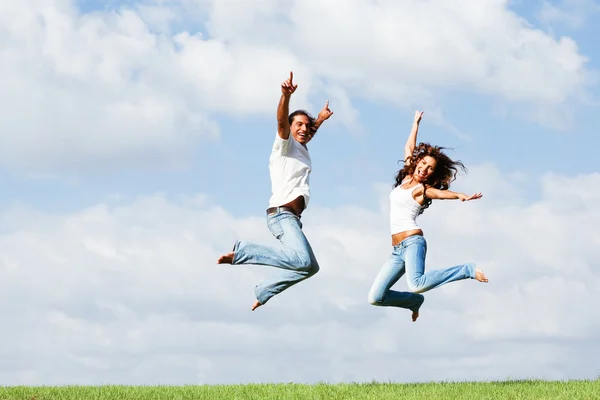 Hravý pár skákat vysoko ve vzduchu — Stock fotografie