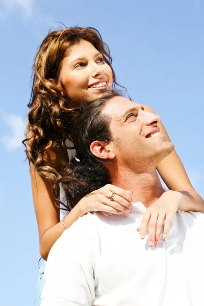 Giovane coppia sorridente guardando il cielo — Foto Stock