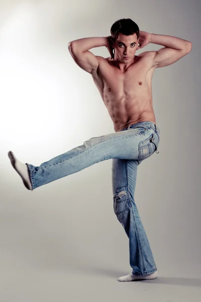 Sol bacağını yükselterek moda erkek — Stok fotoğraf