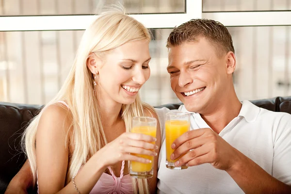Пара насолоджується апельсиновим соком — стокове фото