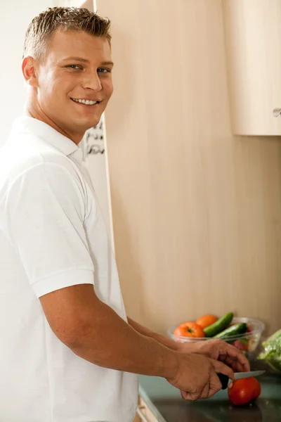 若い男カット野菜 — ストック写真