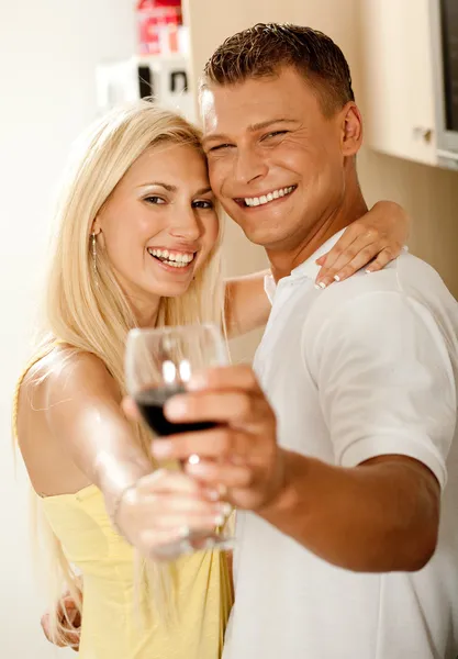 Şarap paylaşımı ve gülümseyen bir çift — Stok fotoğraf
