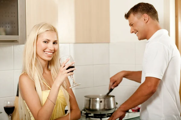 Człowiek gotowanie jedzenie dla żony — Zdjęcie stockowe