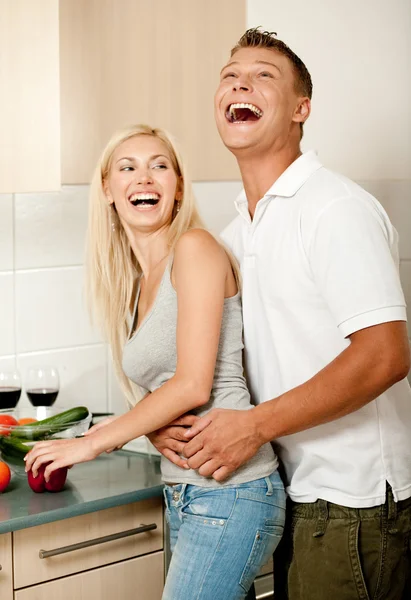 Jonge man en vrouw lachen luid — Stockfoto