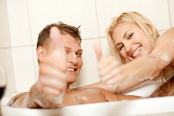 Mladý pár ukazuje palec — Stock fotografie