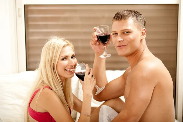 Homme et femme partagent une boisson — Photo