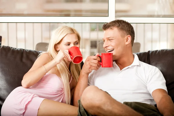 コーヒーを共有若いカップル — ストック写真