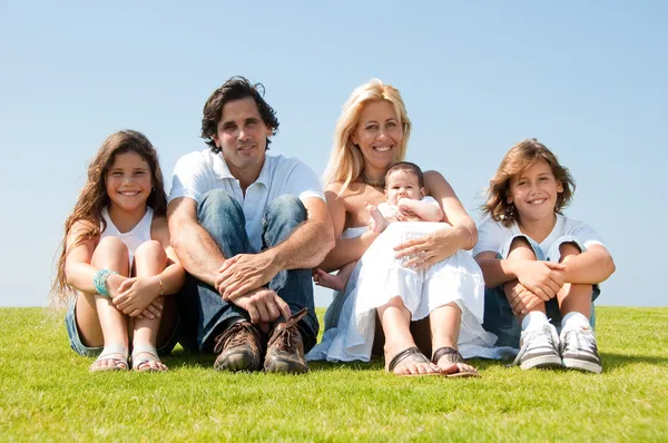 Ritratto di famiglia felice di cinque persone — Foto Stock