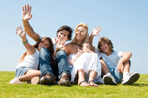Портрет счастливой семьи из пяти человек — стоковое фото