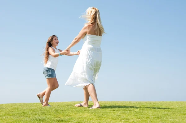 Chica joven jugando en el prado con mamá —  Fotos de Stock