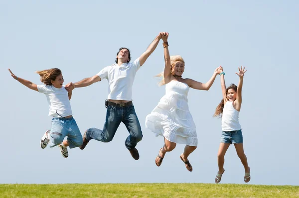 Счастливая семья прыгает высоко — стоковое фото