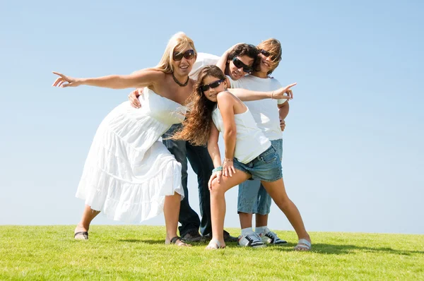 Familjen bär solglasögon — Stockfoto