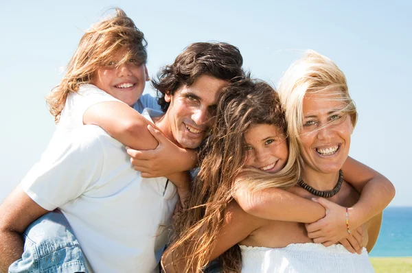 Retrato de familia feliz de cuatro —  Fotos de Stock