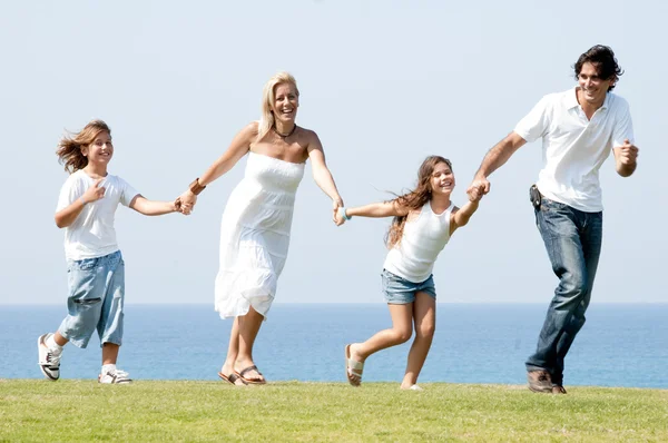Портрет счастливой семьи из четырех человек — стоковое фото