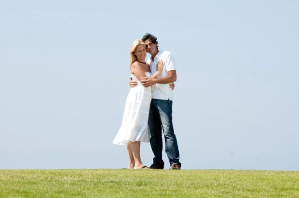 Casal amor abraçando ao ar livre — Fotografia de Stock