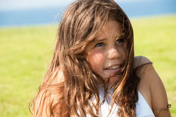若い女の子の牧草地でリラックス — ストック写真