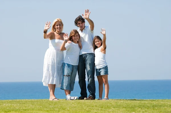 Ritratto di famiglia felice di quattro persone — Foto Stock