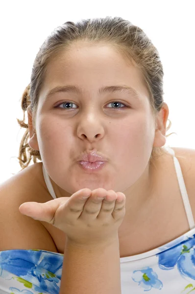 Giovane ragazza che soffia bacio — Foto Stock