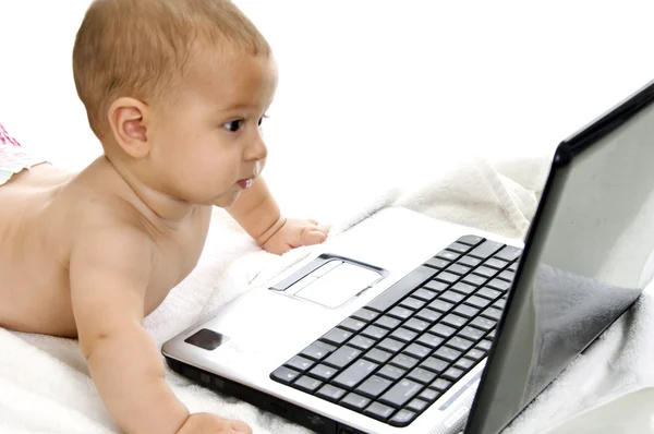 Niño mirando fijamente a la computadora portátil — Foto de Stock