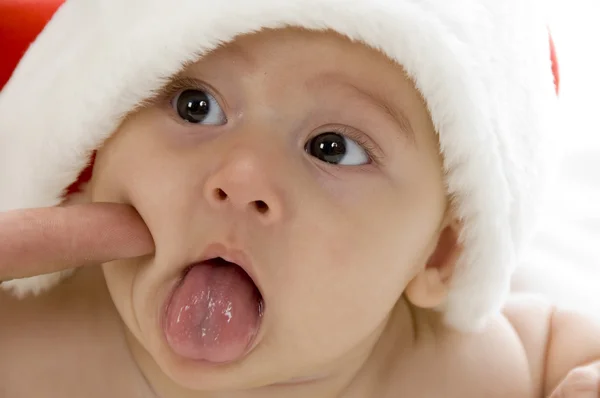 Schattige jonge baby met zijn tong uit — Stockfoto