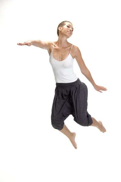 Witte vrouw springt in de lucht — Stockfoto