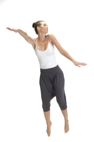 Hoppande kvinna stretching hennes armar — Stockfoto