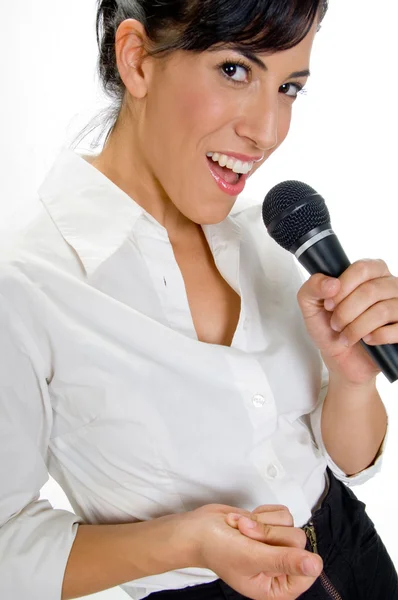 Kadın şarkıcı mikrofon ile — Stok fotoğraf