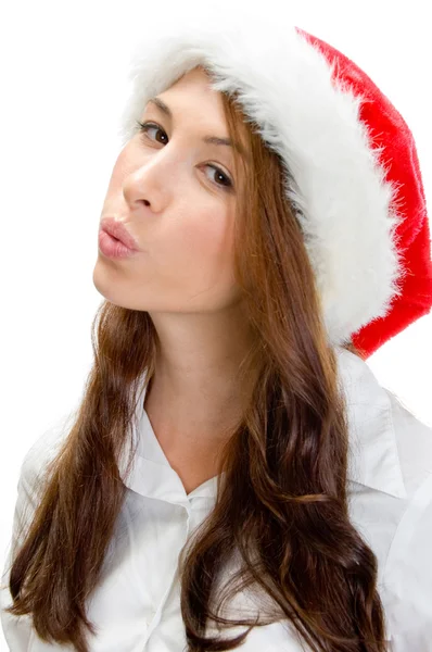 Женская модель в рождественской кепке — стоковое фото