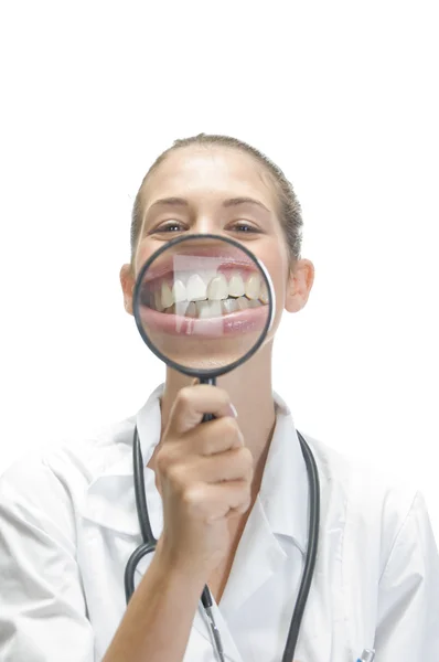 Женщина-врач с увеличительными зубами — стоковое фото