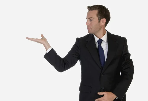 Geschäftsmann posiert mit offener Handfläche — Stockfoto