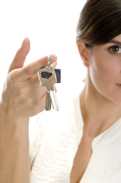 Dame met sleutels in haar vinger — Stockfoto