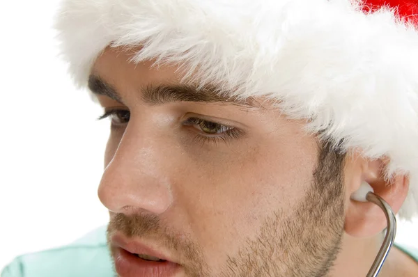 Bir adam Noel Baba şapkası ile yakın çekim — Stok fotoğraf