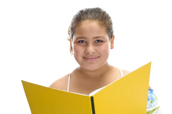 Menina sorridente com livro olhando para você — Fotografia de Stock