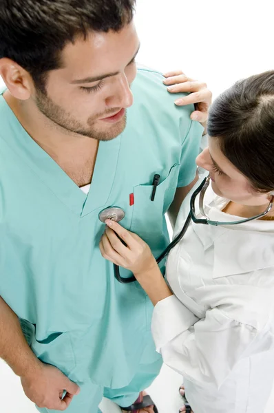 Медсестра осматривает пациента — стоковое фото