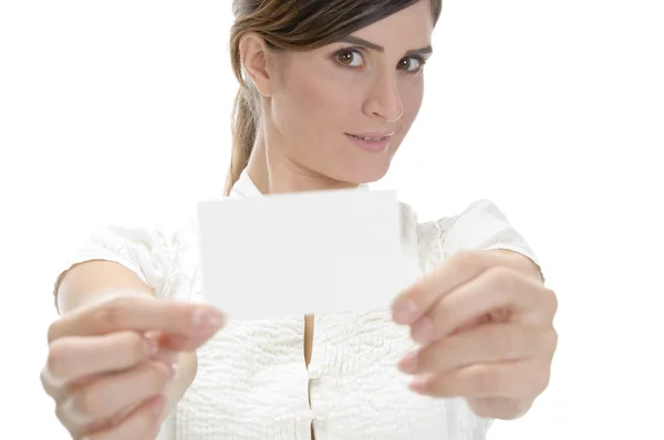 Modelo segurando cartão de identidade em branco — Fotografia de Stock