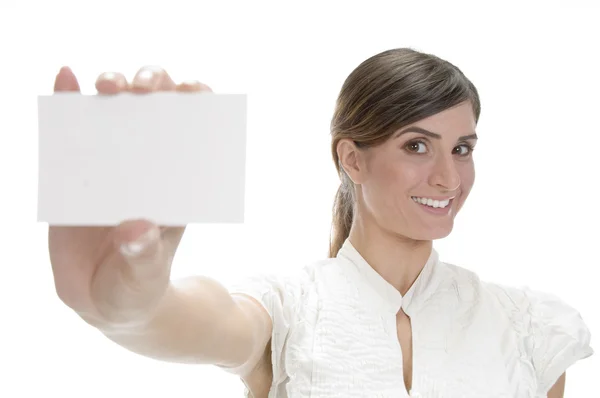 Lachende vrouw tonen visitekaartje — Stockfoto