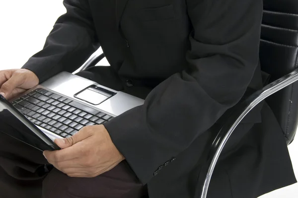 Mãos masculinas operando laptop — Fotografia de Stock